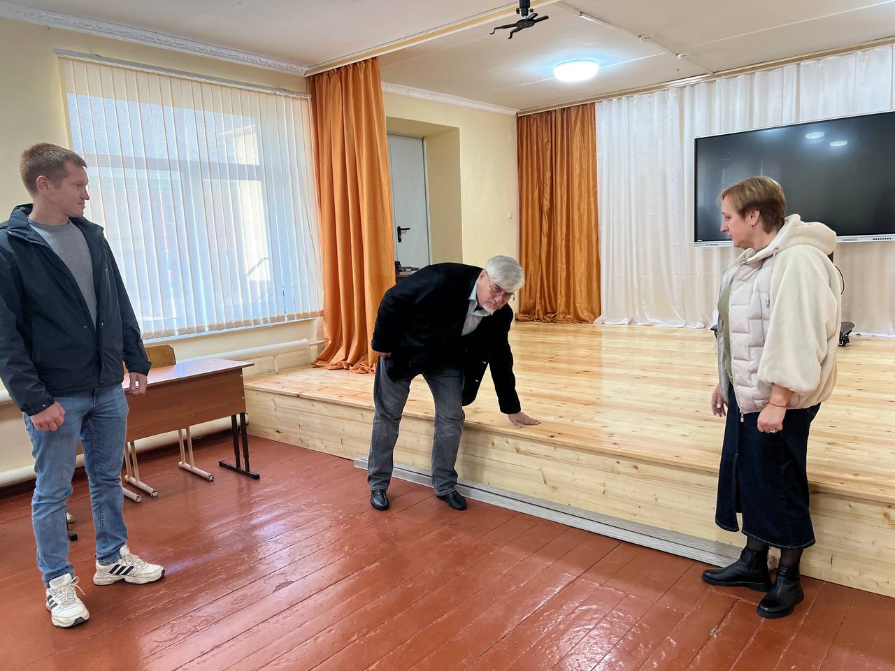 Игорь Ивин: В школе № 7 завершен капитальный ремонт пола и обновлена сцена актового зала Игорь Ивин: В школе № 7 завершен капитальный ремонт пола и обновлена сцена актового зала