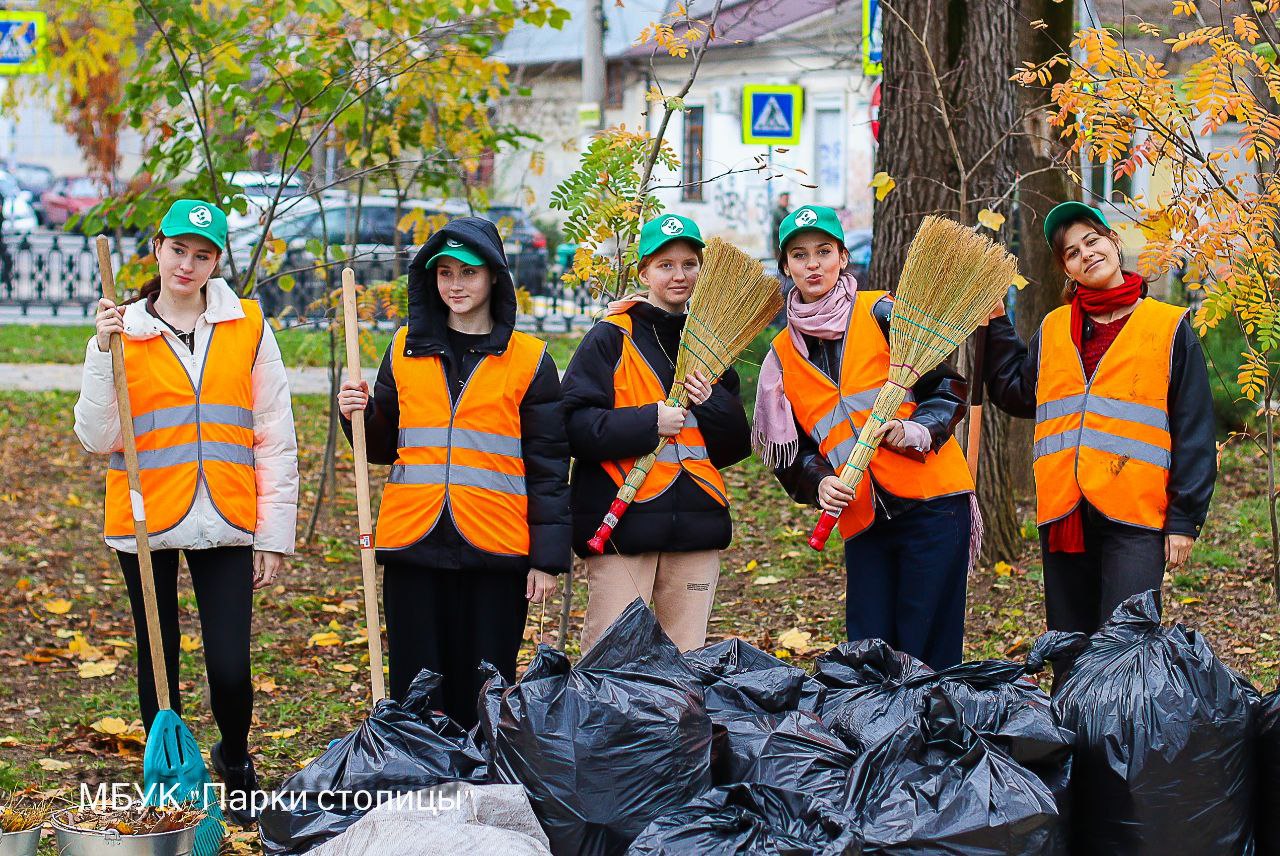 Парки и скверы Симферополя становятся чище благодаря студенческому проекту «Экология»