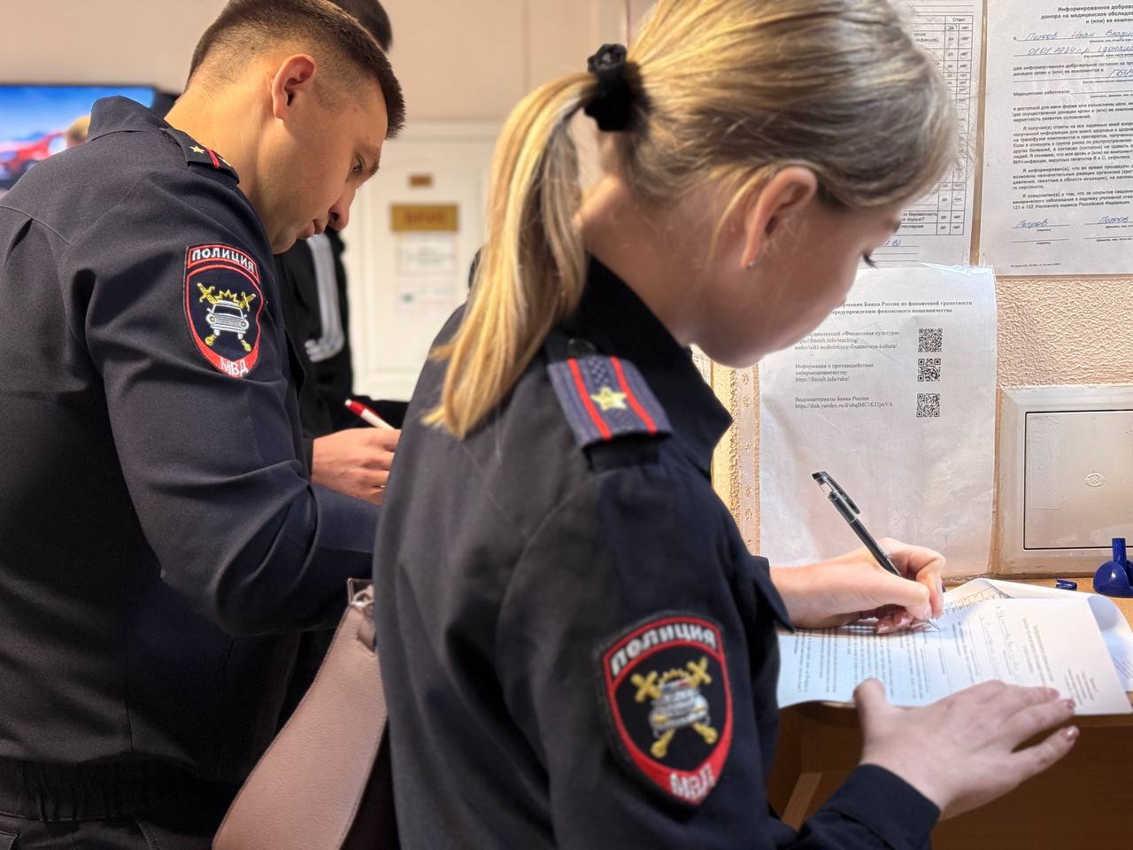 В преддверии Всемирного дня памяти жертв ДТП по всей территории Республики Крым сотрудники Госавтоинспекции сдают кровь для того, чтобы помочь людям, пострадавшим в дорожно-транспортных происшествиях В преддверии Всемирного дня памяти жертв ДТП по всей территории Республики Крым сотрудники Госавтоинспекции сдают кровь для того, чтобы помочь людям, пострадавшим в дорожно-транспортных происшествиях