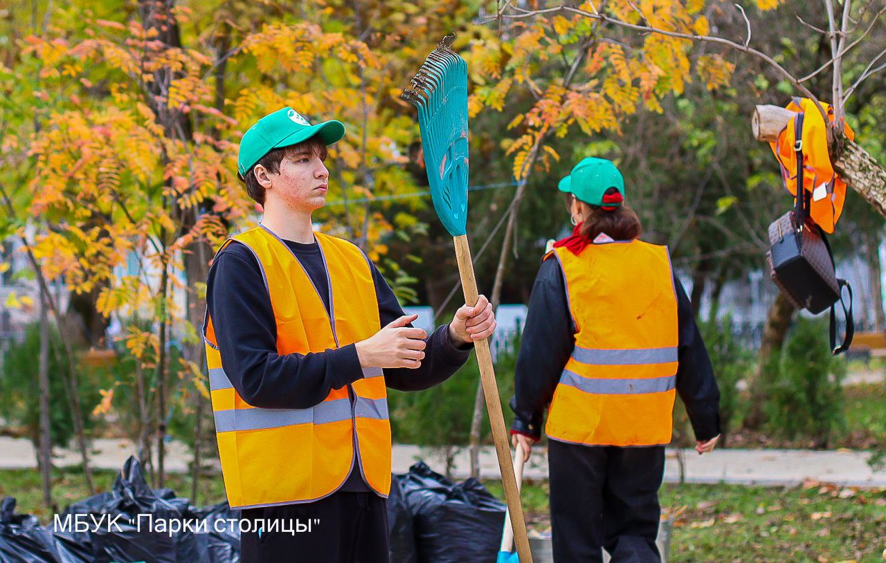 Парки и скверы Симферополя становятся чище благодаря студенческому проекту «Экология» Парки и скверы Симферополя становятся чище благодаря студенческому проекту «Экология»