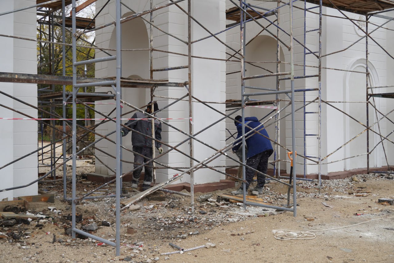 Глава администрации Керчи Олег Каторгин проинспектировал работы по благоустройству Приморского парка Глава администрации Керчи Олег Каторгин проинспектировал работы по благоустройству Приморского парка