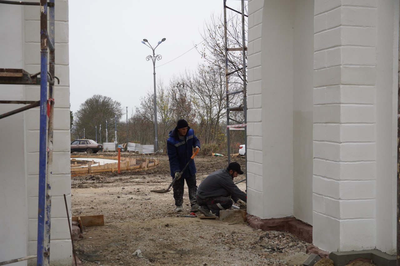 Глава администрации Керчи Олег Каторгин проинспектировал работы по благоустройству Приморского парка Глава администрации Керчи Олег Каторгин проинспектировал работы по благоустройству Приморского парка