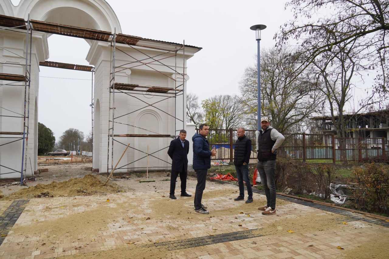 Глава администрации Керчи Олег Каторгин проинспектировал работы по благоустройству Приморского парка Глава администрации Керчи Олег Каторгин проинспектировал работы по благоустройству Приморского парка