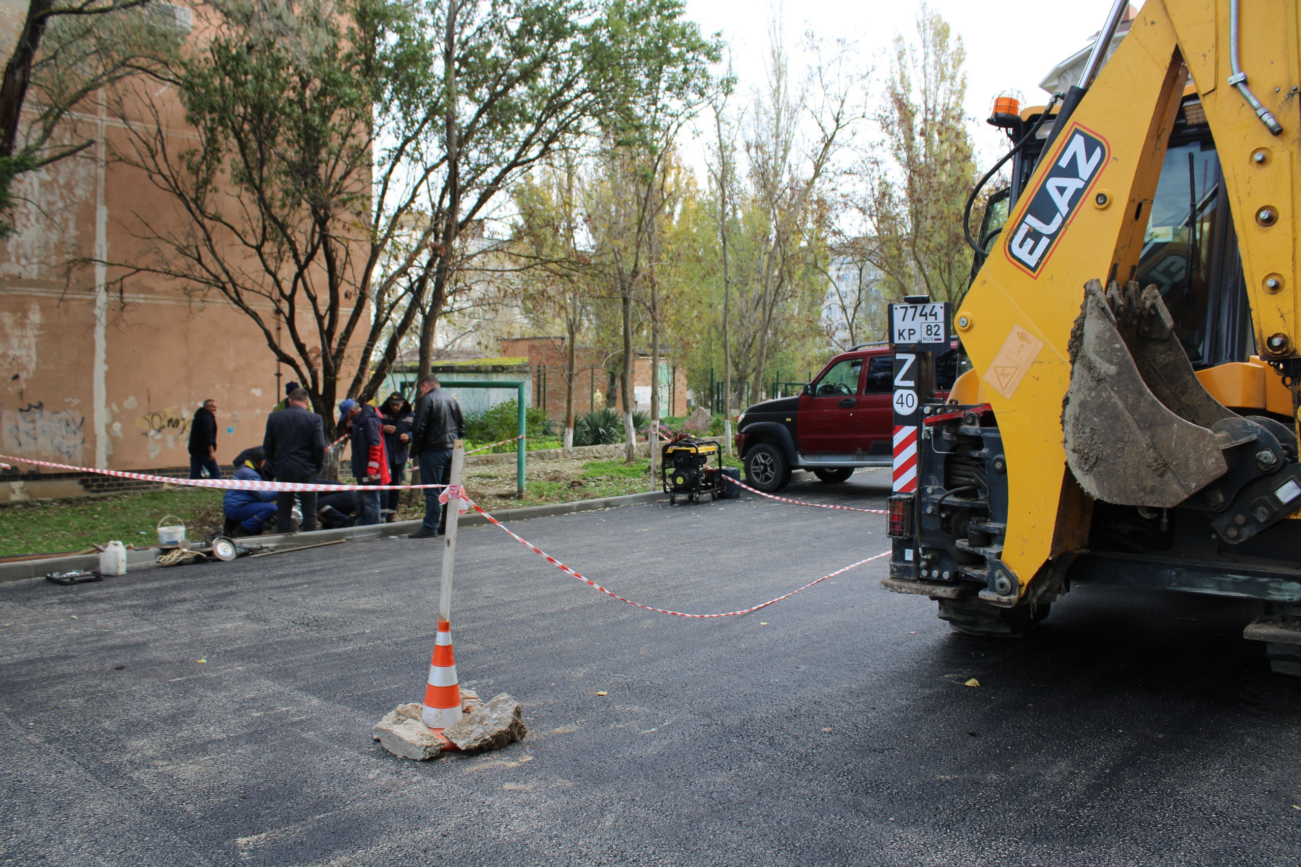 Игорь Крутьков: В рамках рабочего визита в город Щелкино обсудил со специалистами «Крымтеплокоммунэнерго» ход ремонтных работ вблизи многоквартирного дома №22, где произошла авария на тепловых сетях Игорь Крутьков: В рамках рабочего визита в город Щелкино обсудил со специалистами «Крымтеплокоммунэнерго» ход ремонтных работ вблизи многоквартирного дома №22, где произошла авария на тепловых сетях