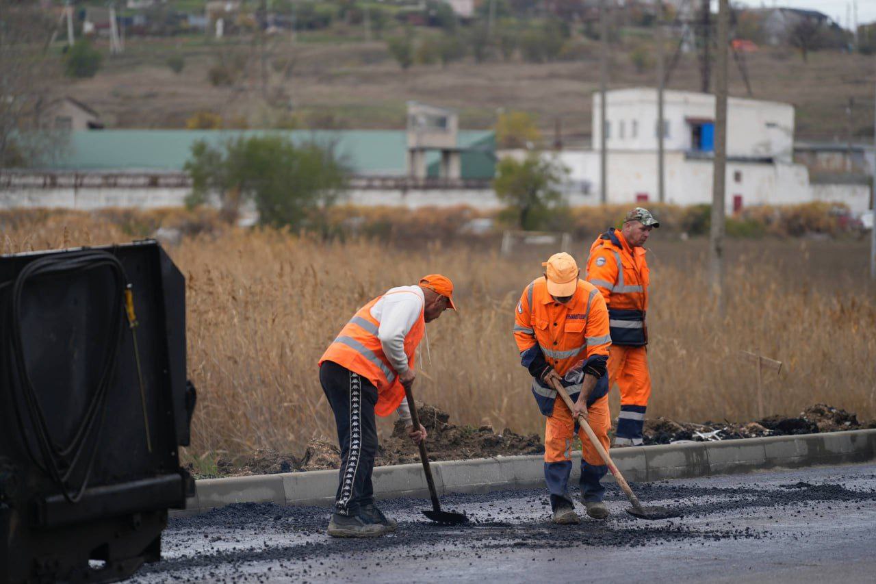 Керченский филиал ГУП РК "Крымавтодор" проводит работы по ремонту дорожного полотна на улицах города Керченский филиал ГУП РК "Крымавтодор" проводит работы по ремонту дорожного полотна на улицах города