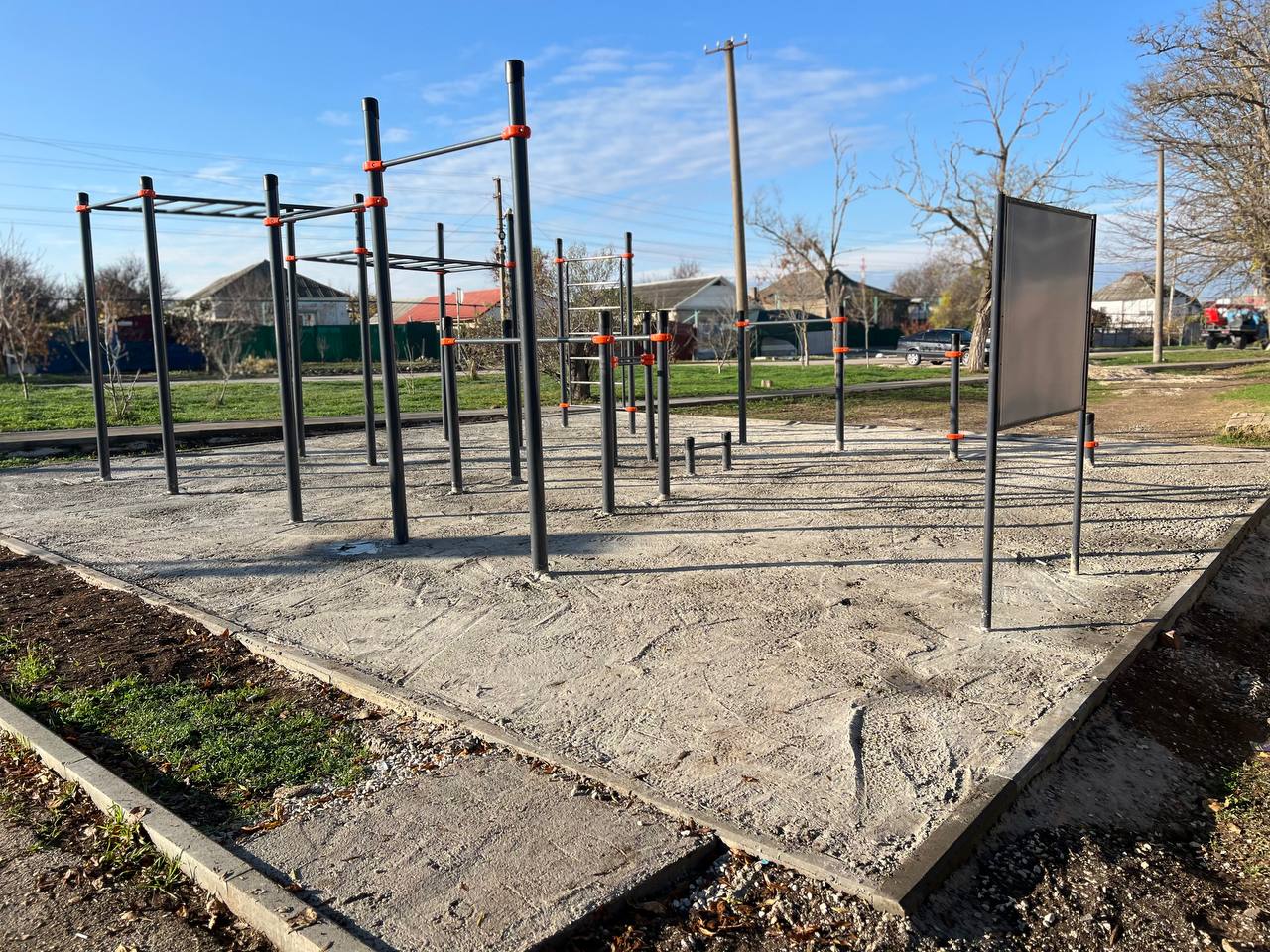 Игорь Ивин: Проверил, как проходит установка спортивной площадки для общефизической подготовки по ул. Чапичева Игорь Ивин: Проверил, как проходит установка спортивной площадки для общефизической подготовки по ул. Чапичева