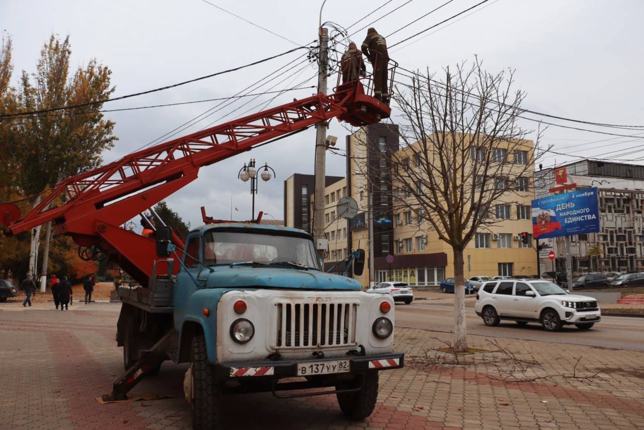 В Керчи продолжается плановый уход за зелеными насаждениями В Керчи продолжается плановый уход за зелеными насаждениями