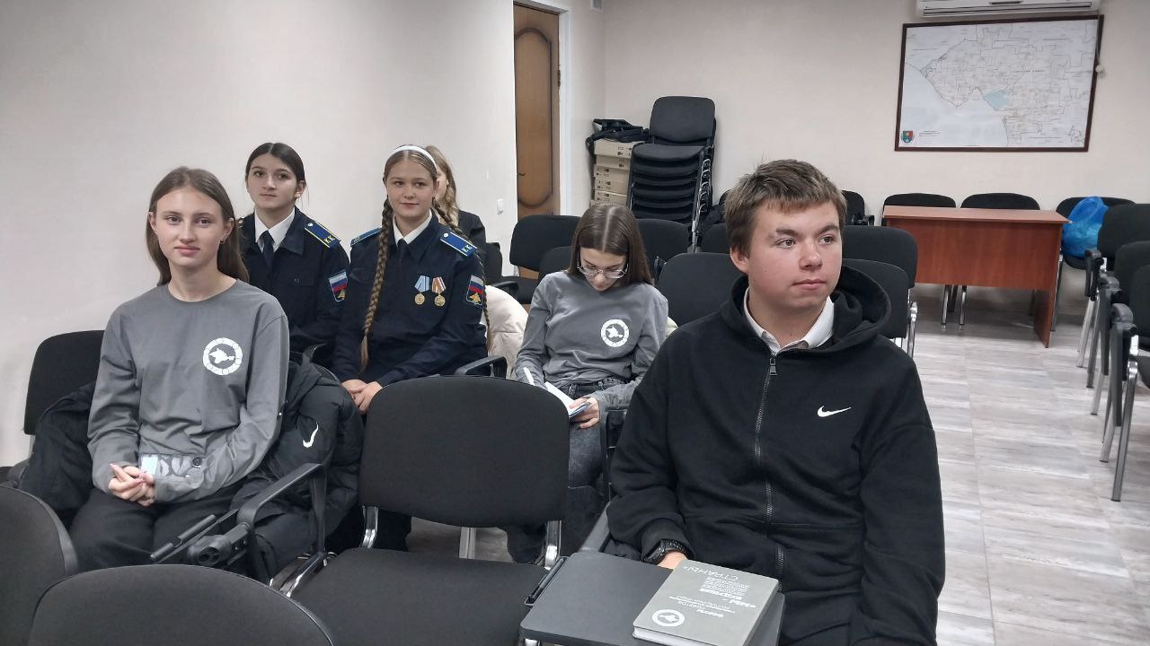 Активисты ученического самоуправления встретились в администрации Сакского района Активисты ученического самоуправления встретились в администрации Сакского района