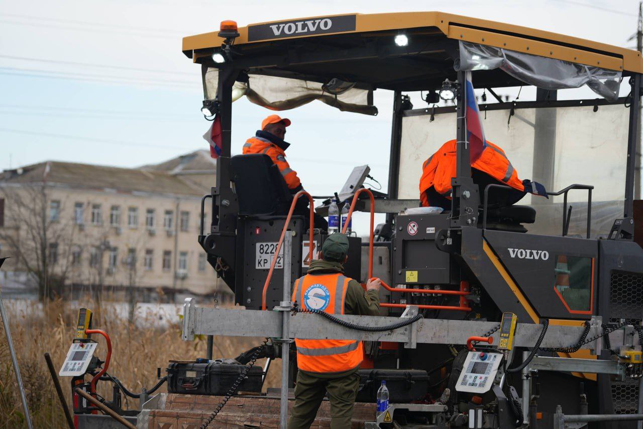 Керченский филиал ГУП РК "Крымавтодор" проводит работы по ремонту дорожного полотна на улицах города Керченский филиал ГУП РК "Крымавтодор" проводит работы по ремонту дорожного полотна на улицах города