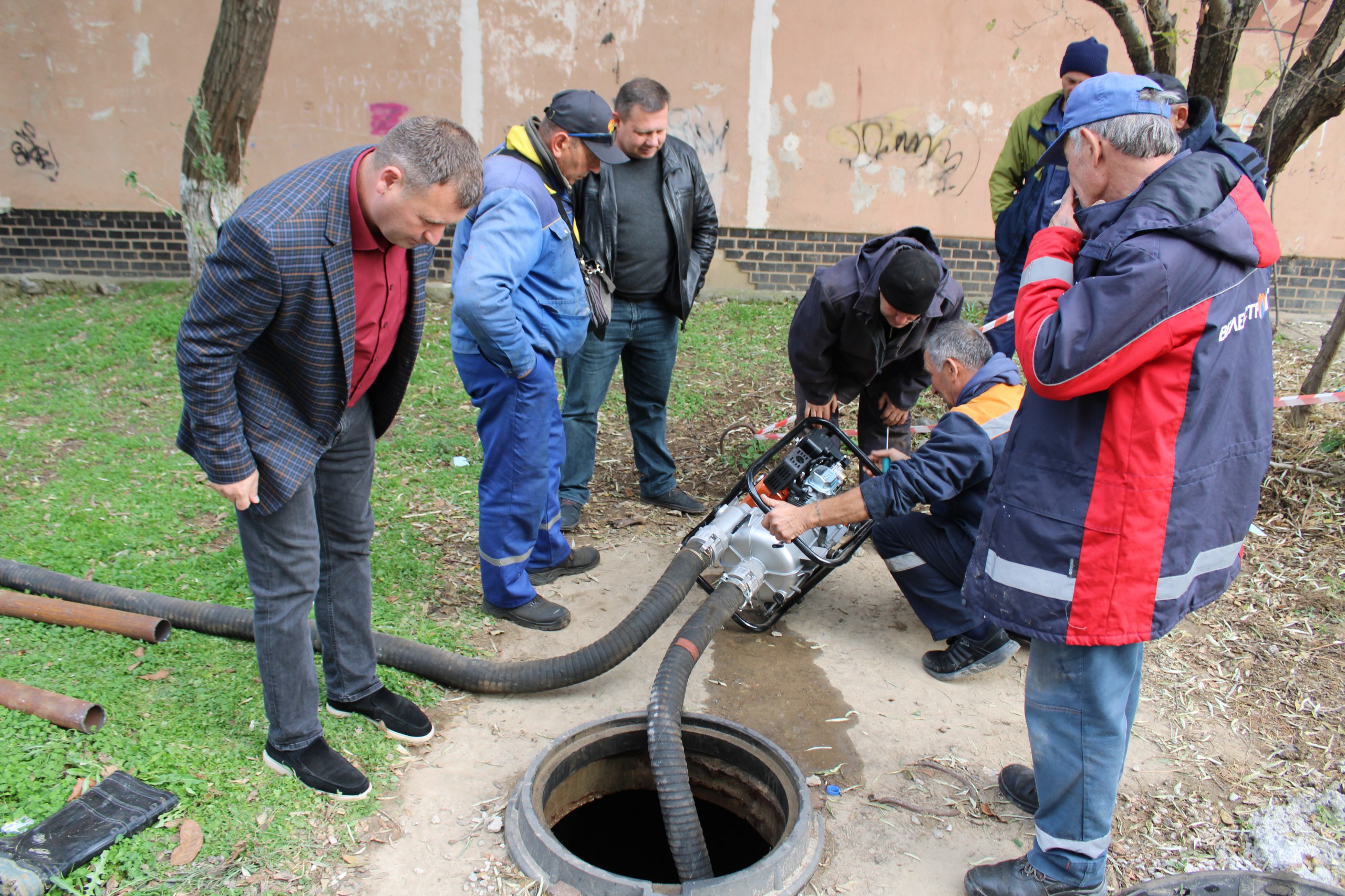 Игорь Крутьков: В рамках рабочего визита в город Щелкино обсудил со специалистами «Крымтеплокоммунэнерго» ход ремонтных работ вблизи многоквартирного дома №22, где произошла авария на тепловых сетях