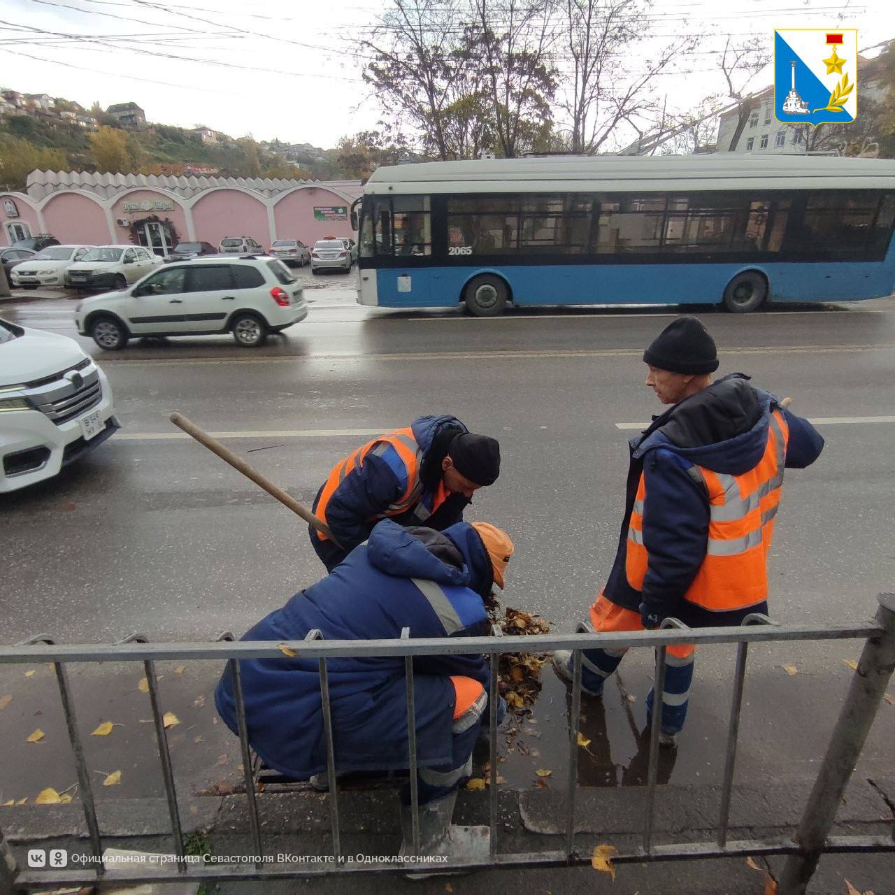 Сотрудники «Водоканала» ежедневно контролируют состояние сетей ливневой канализации и при необходимости очищают их Сотрудники «Водоканала» ежедневно контролируют состояние сетей ливневой канализации и при необходимости очищают их