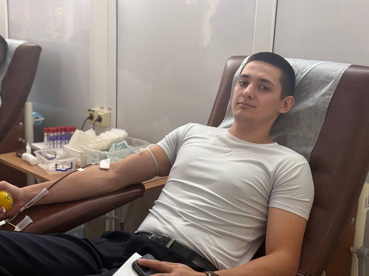 В преддверии Всемирного дня памяти жертв ДТП по всей территории Республики Крым сотрудники Госавтоинспекции сдают кровь для того, чтобы помочь людям, пострадавшим в дорожно-транспортных происшествиях В преддверии Всемирного дня памяти жертв ДТП по всей территории Республики Крым сотрудники Госавтоинспекции сдают кровь для того, чтобы помочь людям, пострадавшим в дорожно-транспортных происшествиях