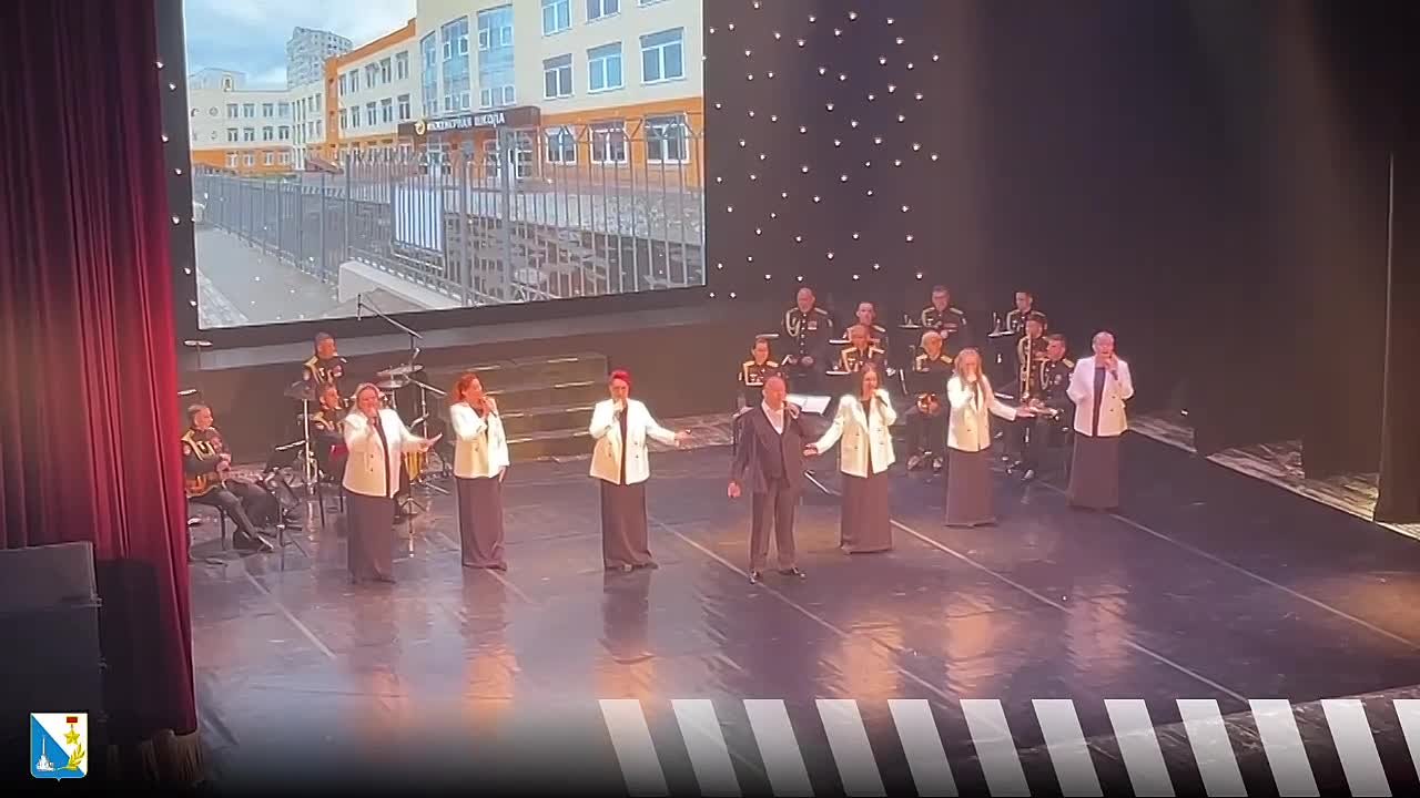 С праздником наш район. Эти трогательные слова написала севастопольская поэтесса Мария Батюхно на музыку почетного гражданина Гагаринского района, композитора, дирижёра, заслуженного работника культуры Бориса Миронова