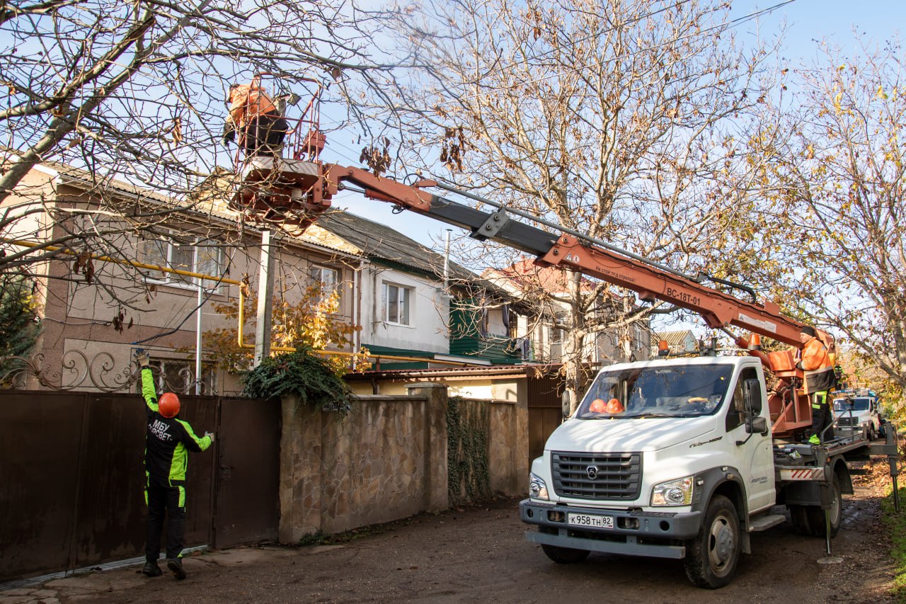 МБУ «Горсвет» продолжают работы по обустройству сетей уличного освещения в Симферополе