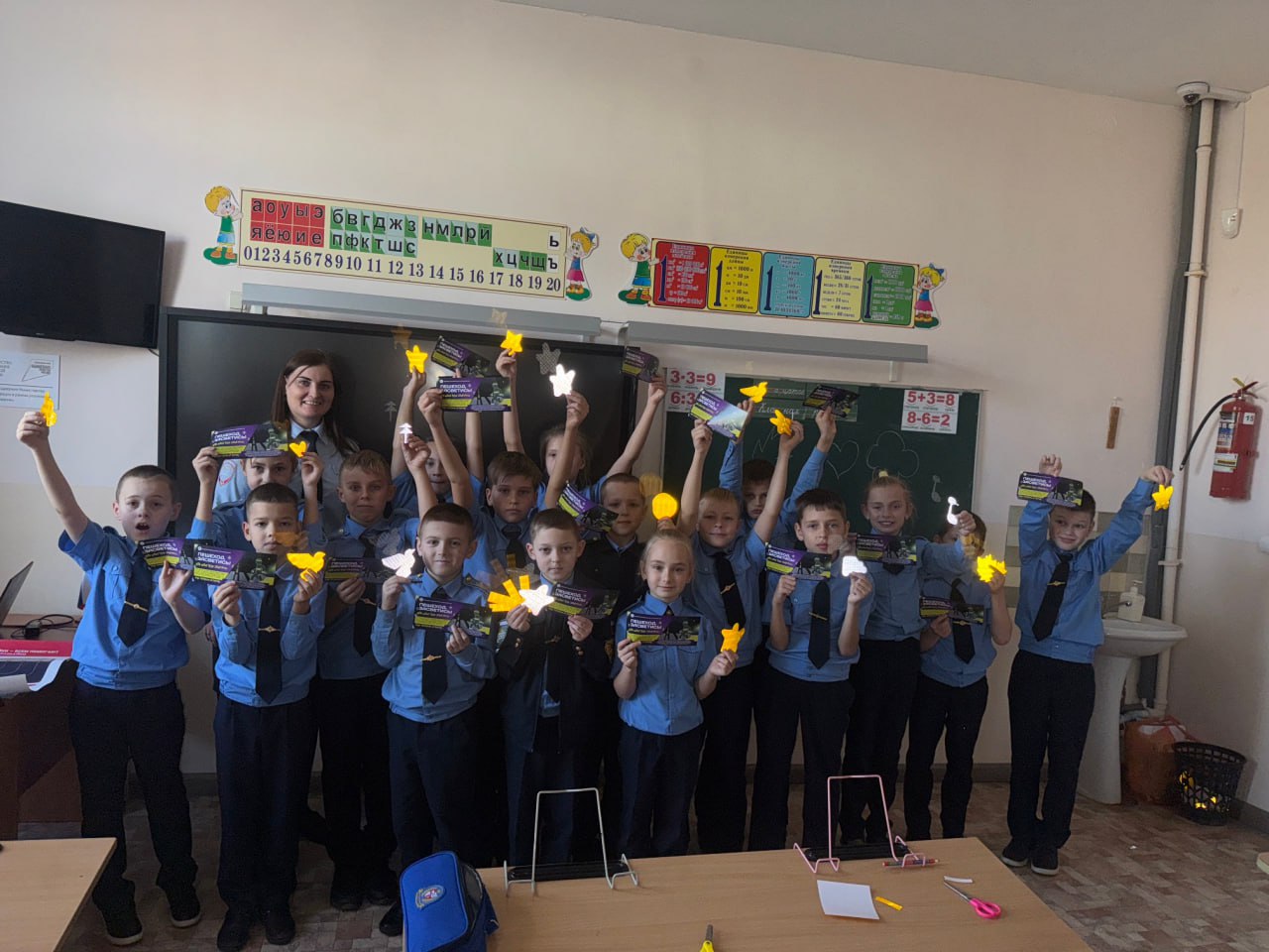 В Симферополе сотрудники Госавтоинспекции провели мастер-класс по изготовлению фликеров В Симферополе сотрудники Госавтоинспекции провели мастер-класс по изготовлению фликеров