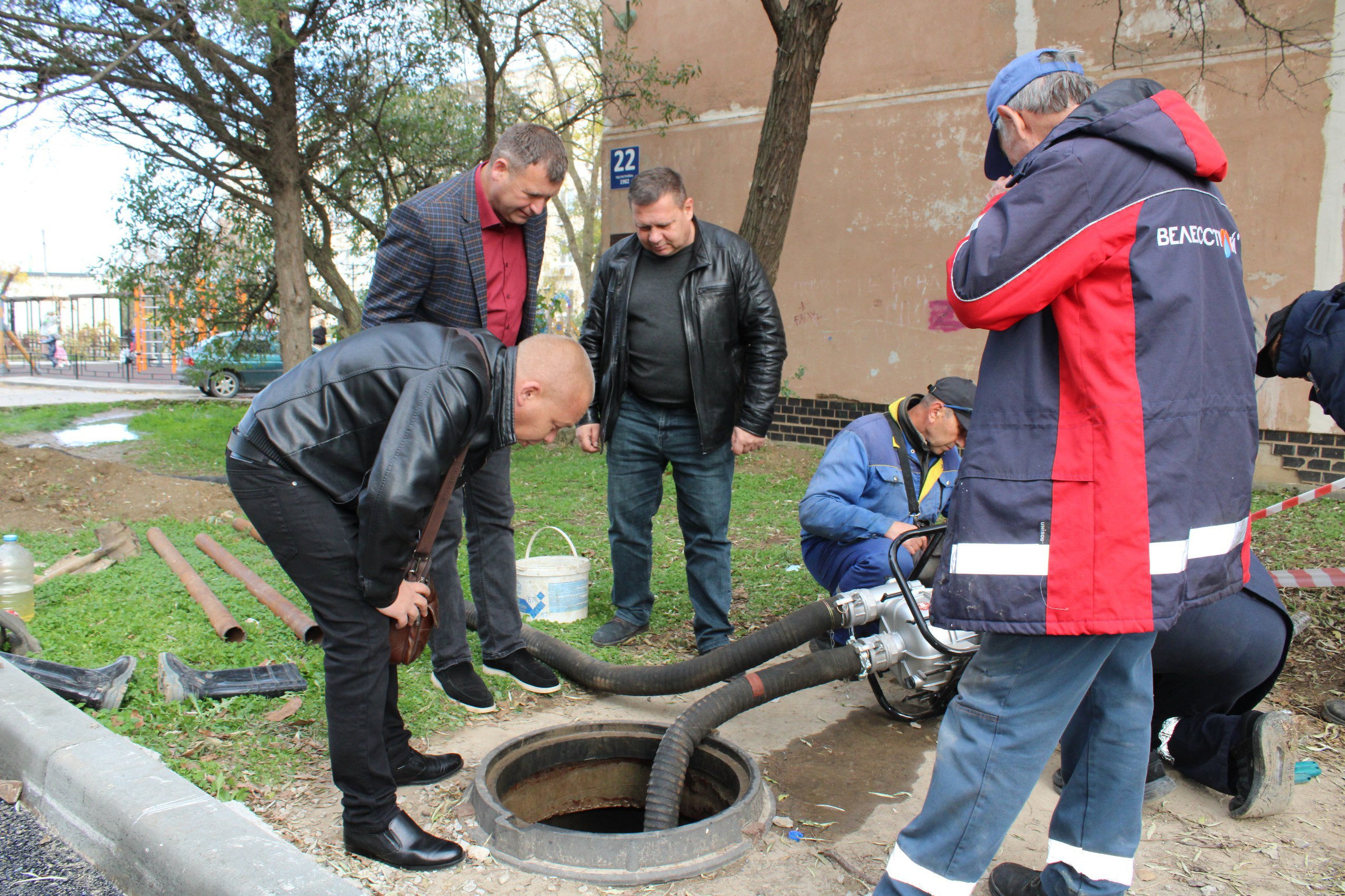 Игорь Крутьков: В рамках рабочего визита в город Щелкино обсудил со специалистами «Крымтеплокоммунэнерго» ход ремонтных работ вблизи многоквартирного дома №22, где произошла авария на тепловых сетях Игорь Крутьков: В рамках рабочего визита в город Щелкино обсудил со специалистами «Крымтеплокоммунэнерго» ход ремонтных работ вблизи многоквартирного дома №22, где произошла авария на тепловых сетях