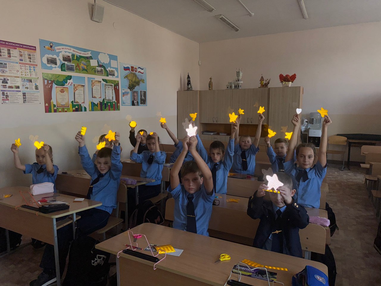 В Симферополе сотрудники Госавтоинспекции провели мастер-класс по изготовлению фликеров В Симферополе сотрудники Госавтоинспекции провели мастер-класс по изготовлению фликеров