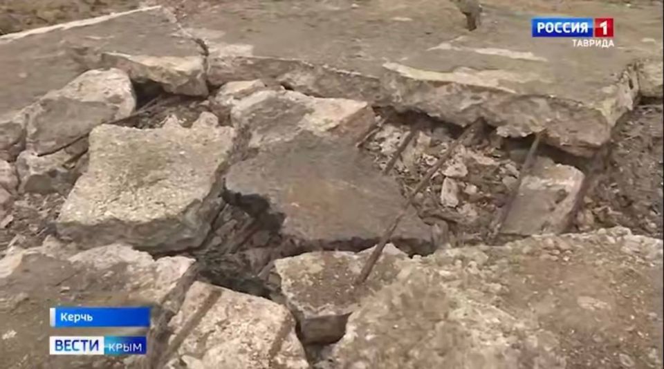 Прокуратура Крыма организовала проверку сведений, озвученных в эфире телеканала «Вести Крым», о нарушении прав жильцов одного из домов по улице Блюхера в городе Керчи после проведения ремонта системы отопления в пешеходной...