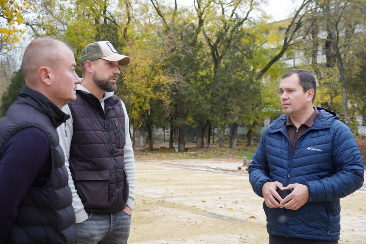 Глава администрации Керчи Олег Каторгин проинспектировал работы по благоустройству Приморского парка Глава администрации Керчи Олег Каторгин проинспектировал работы по благоустройству Приморского парка