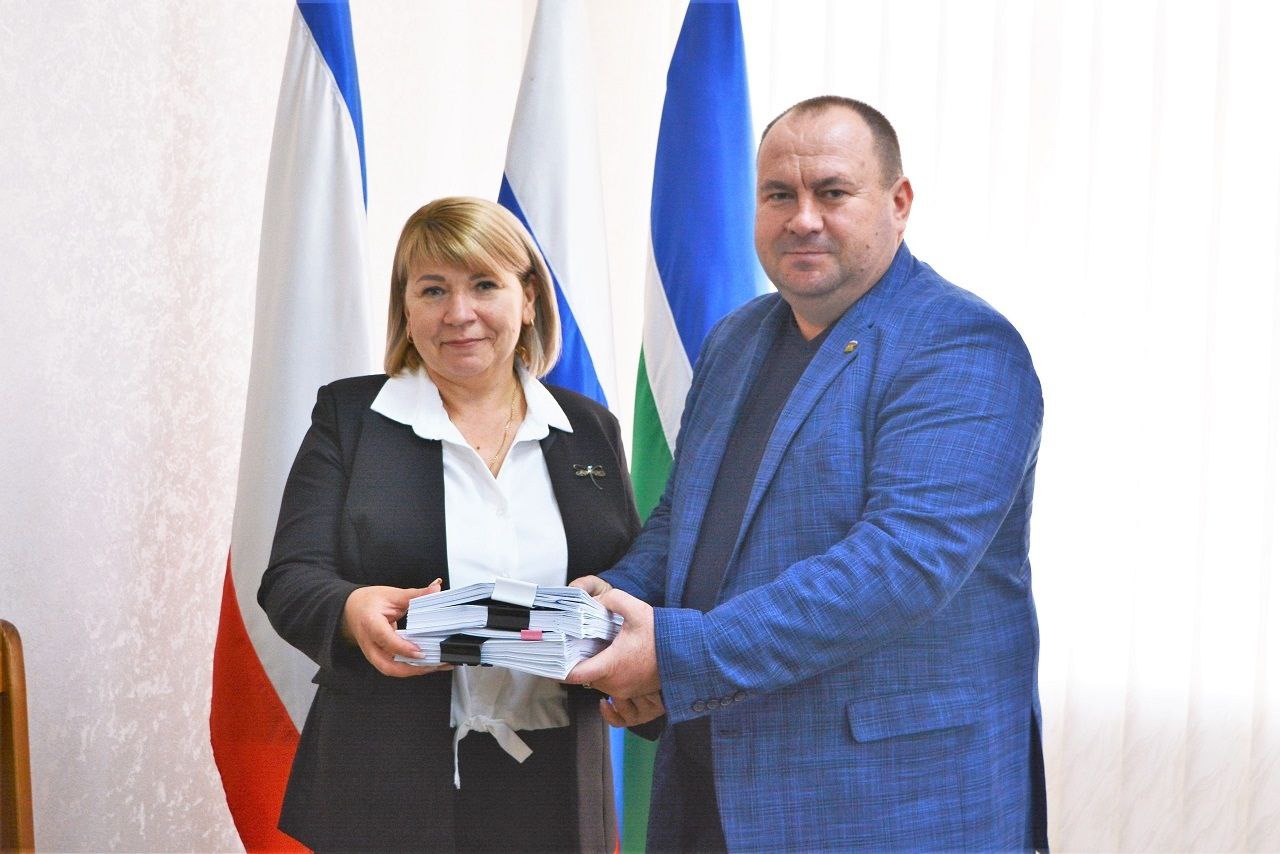 Александр Соколовский: После рассмотрения проекта бюджета Первомайского района на 2026 год и на плановый период 2027-2028 годов передал главный финансовый документ заместителю председателя районного совета Елене Стельмах