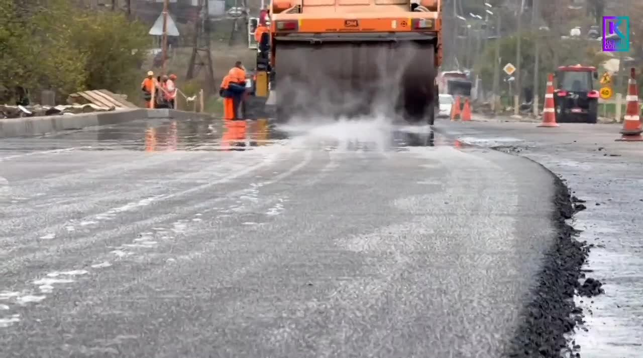 Керченский филиал ГУП РК "Крымавтодор" проводит работы по ремонту дорожного полотна на улицах города