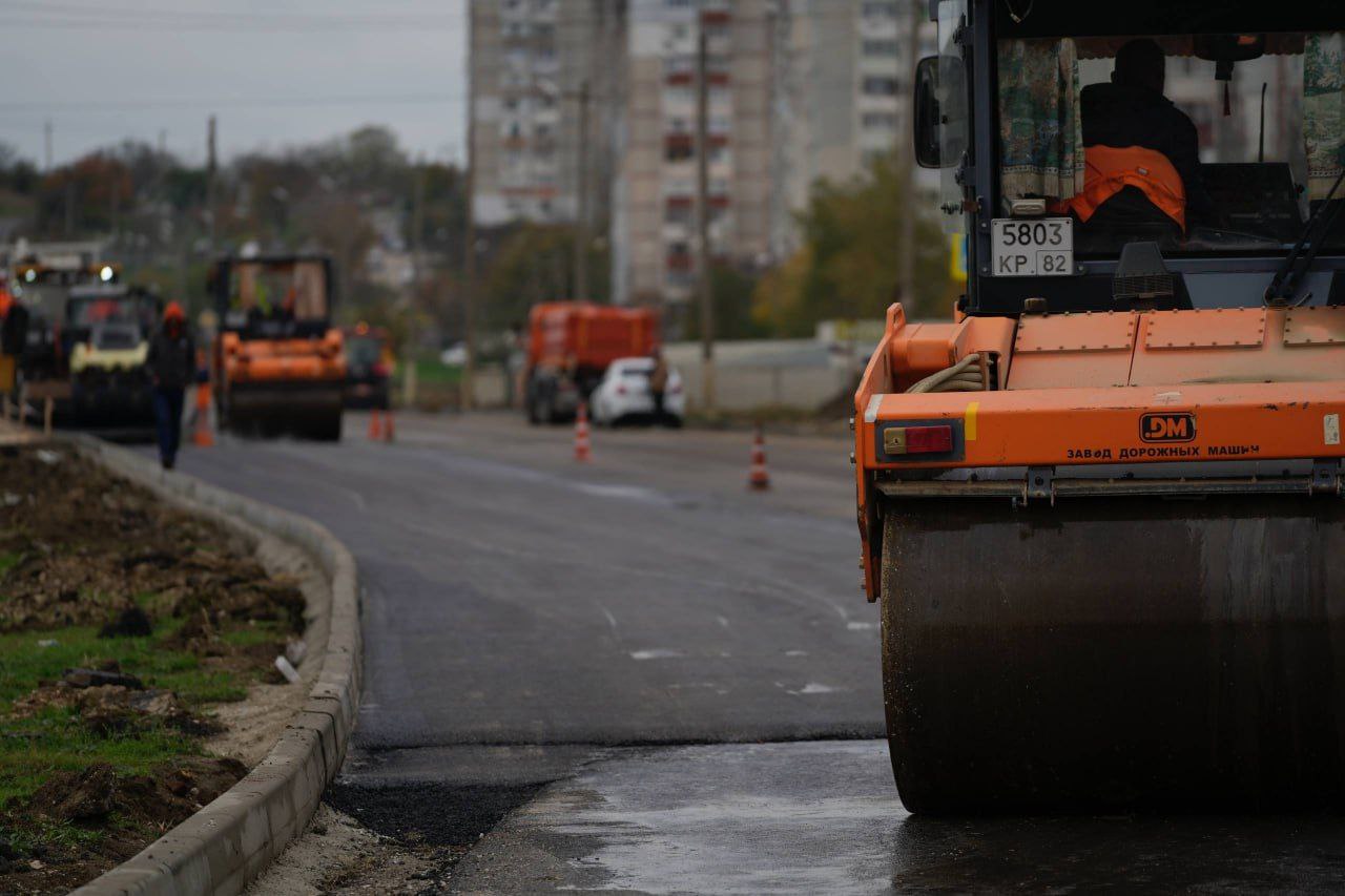 Керченский филиал ГУП РК "Крымавтодор" проводит работы по ремонту дорожного полотна на улицах города Керченский филиал ГУП РК "Крымавтодор" проводит работы по ремонту дорожного полотна на улицах города