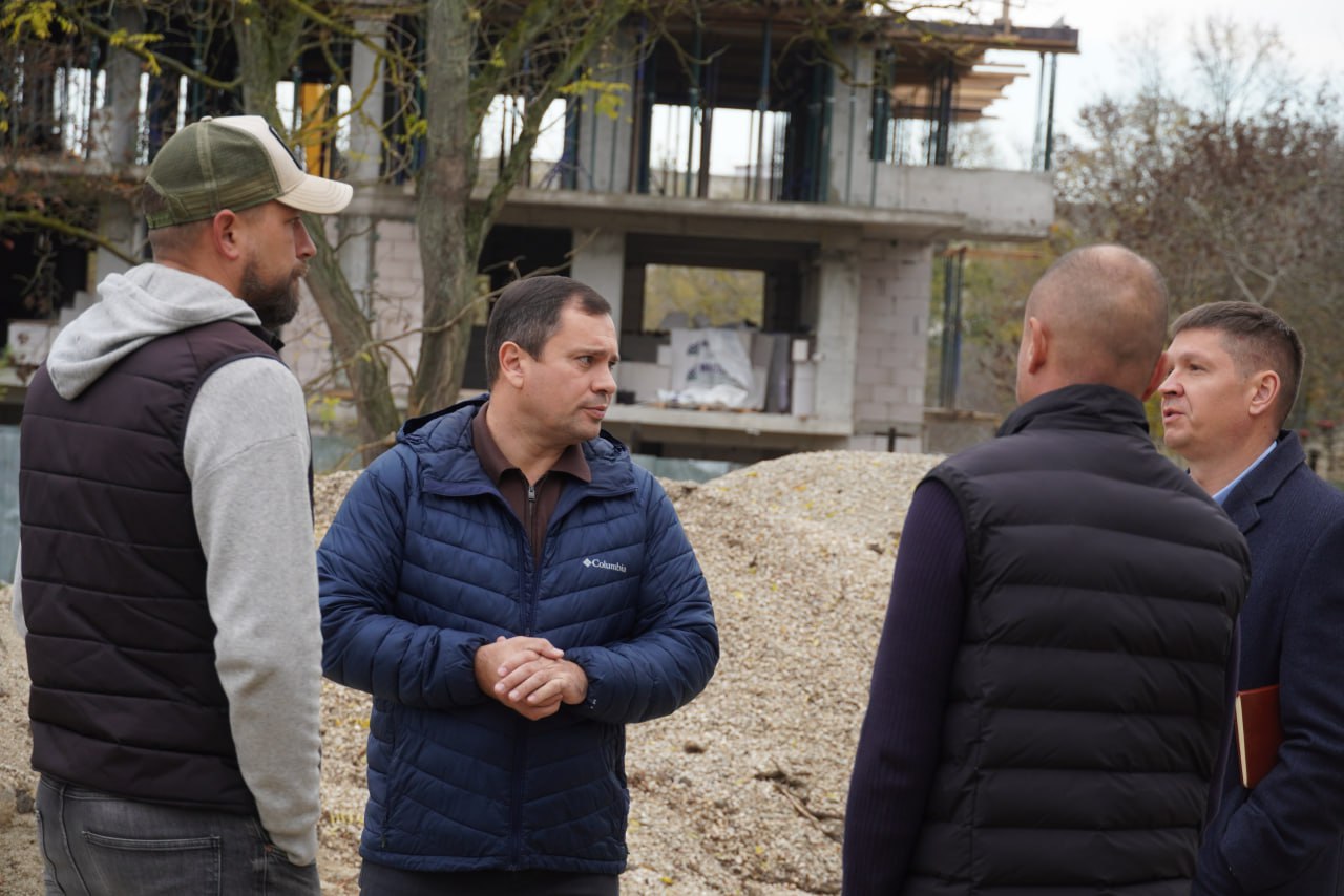 Глава администрации Керчи Олег Каторгин проинспектировал работы по благоустройству Приморского парка Глава администрации Керчи Олег Каторгин проинспектировал работы по благоустройству Приморского парка