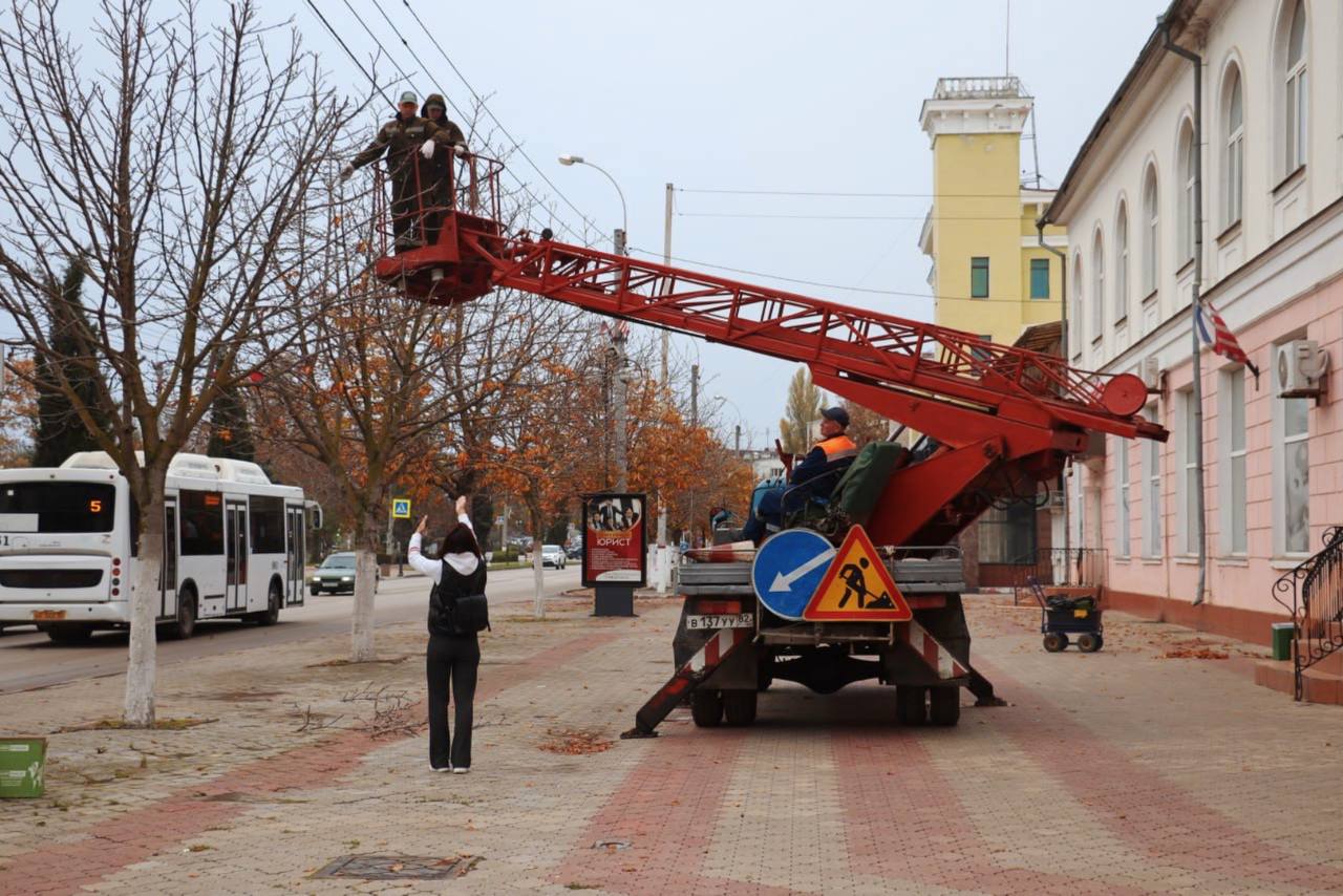 В Керчи продолжается плановый уход за зелеными насаждениями В Керчи продолжается плановый уход за зелеными насаждениями