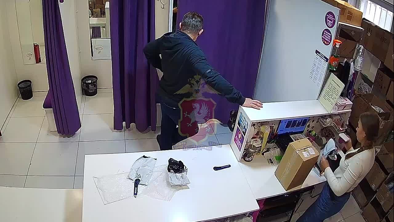 В Севастополе полицейские дадут правовую оценку ловкости рук клиента ПВЗ