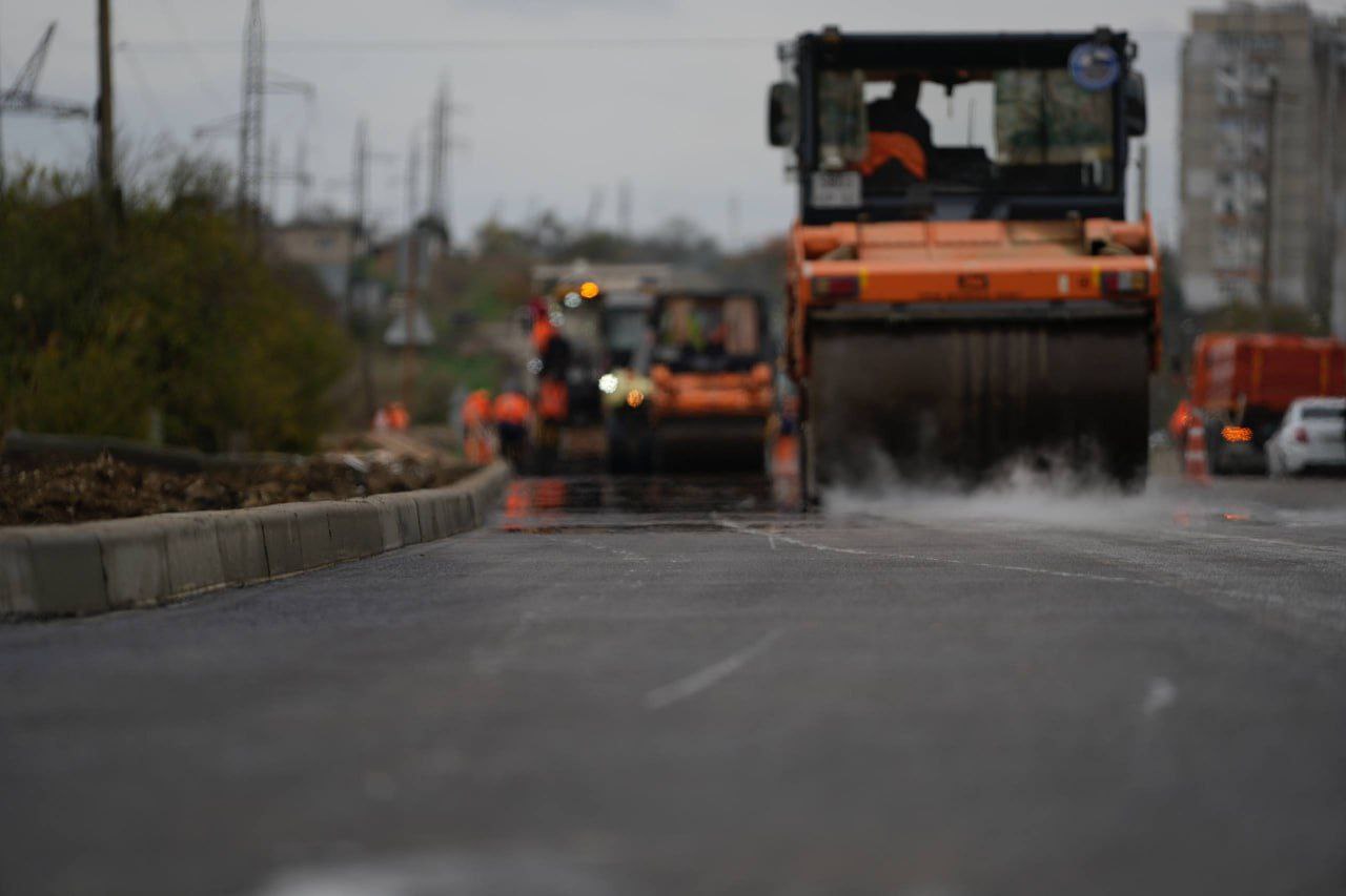 Керченский филиал ГУП РК "Крымавтодор" проводит работы по ремонту дорожного полотна на улицах города Керченский филиал ГУП РК "Крымавтодор" проводит работы по ремонту дорожного полотна на улицах города
