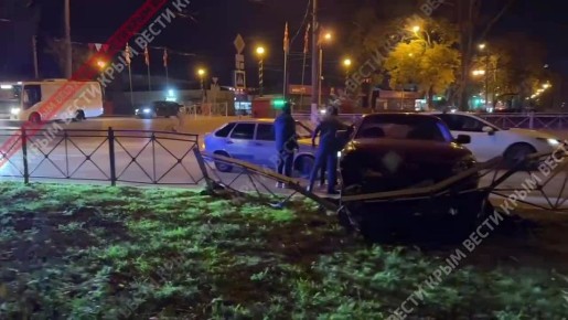 Легковушка снесла ограждение в Керчи