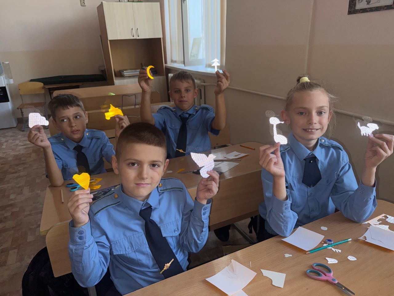 В Симферополе сотрудники Госавтоинспекции провели мастер-класс по изготовлению фликеров