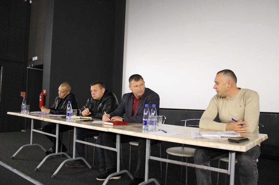 Игорь Крутьков: Продолжаю проводить встречи со старшими многоквартирных домов Ленинского района с целью выявления и обсуждения возможных путей решения вопросов, озвученных ими