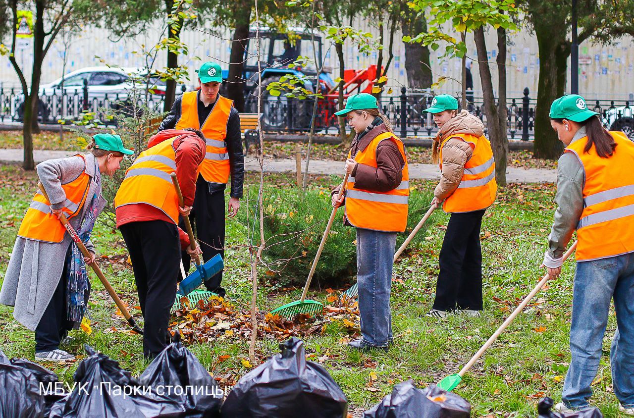 Парки и скверы Симферополя становятся чище благодаря студенческому проекту «Экология» Парки и скверы Симферополя становятся чище благодаря студенческому проекту «Экология»