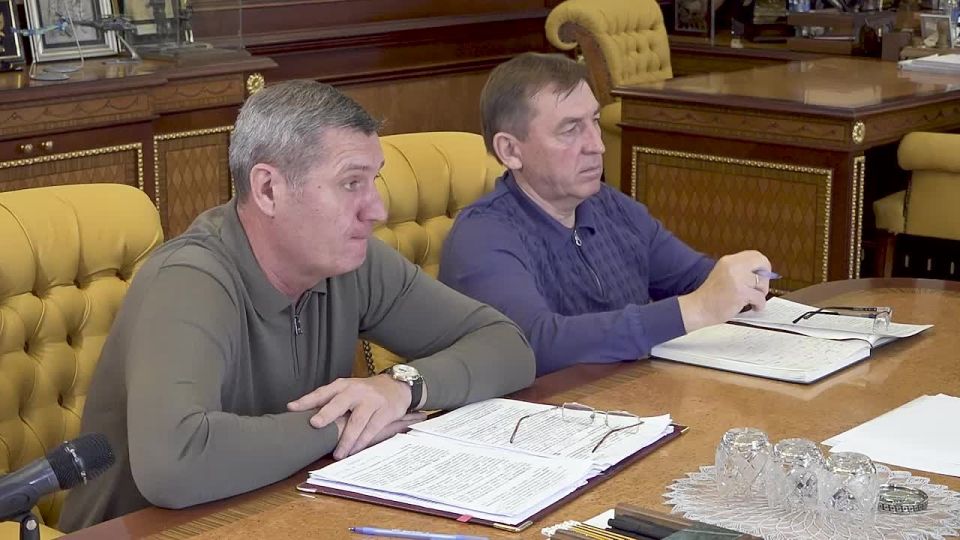 Сергей Аксёнов: С Председателем Совета министров Республики Крым Юрием Михайловичем Гоцанюком и заместителем Председателя Совета министров Республики Крым Николаем Валерьевичем Воробьевым обсудили текущую ситуацию по...