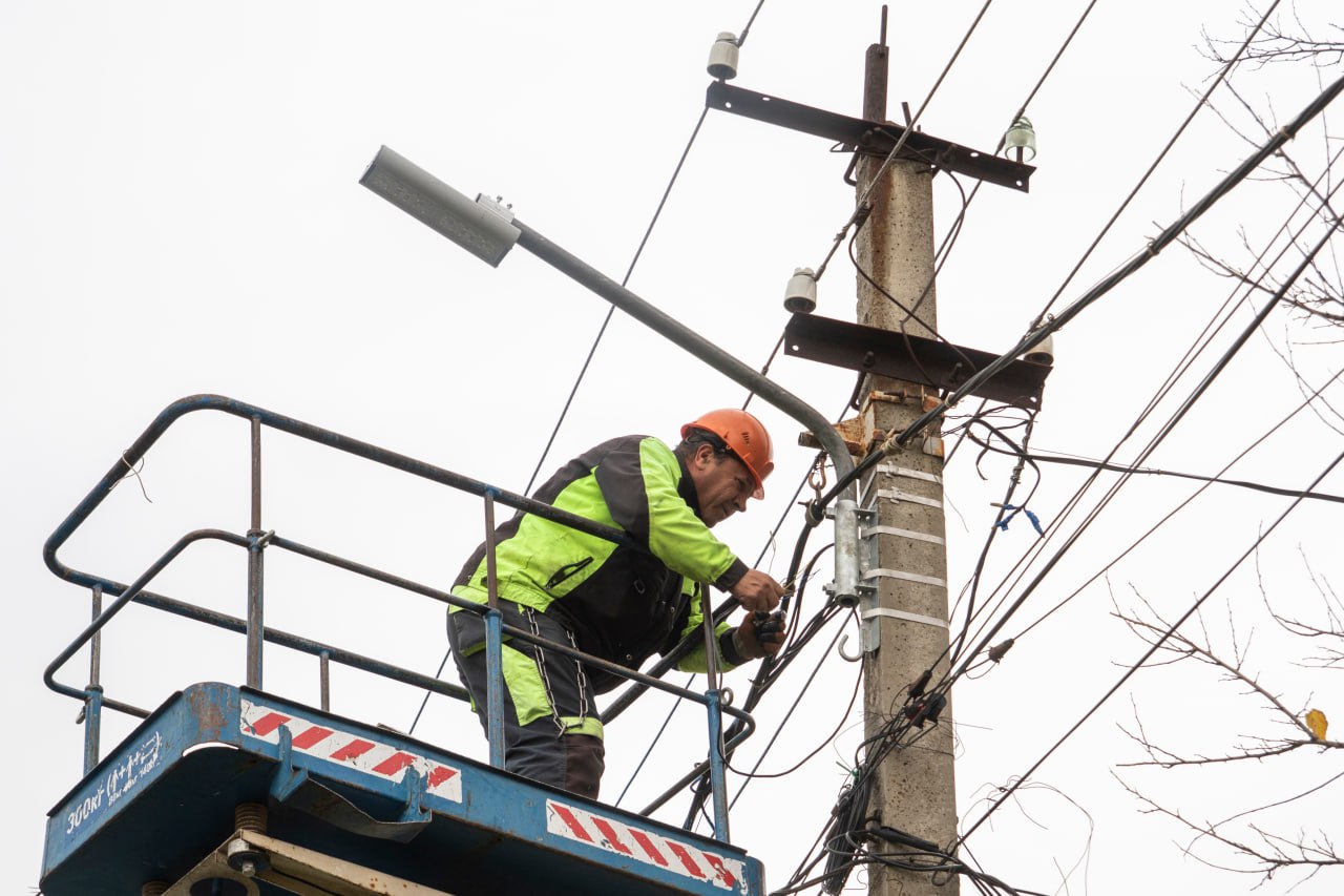 МБУ «Горсвет» продолжают работы по обустройству сетей уличного освещения в Симферополе МБУ «Горсвет» продолжают работы по обустройству сетей уличного освещения в Симферополе