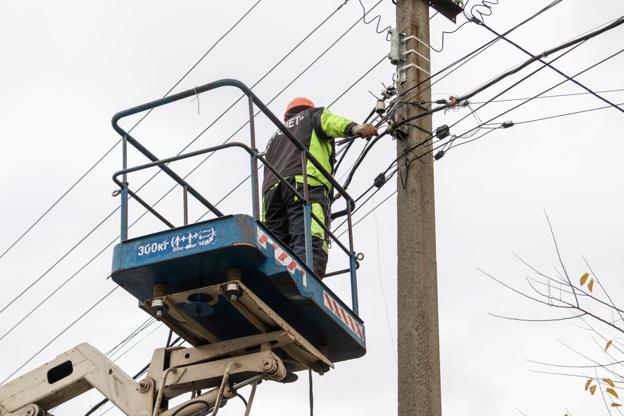 МБУ «Горсвет» продолжают работы по обустройству сетей уличного освещения в Симферополе МБУ «Горсвет» продолжают работы по обустройству сетей уличного освещения в Симферополе