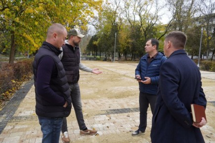 Глава администрации Керчи Олег Каторгин проинспектировал работы по благоустройству Приморского парка