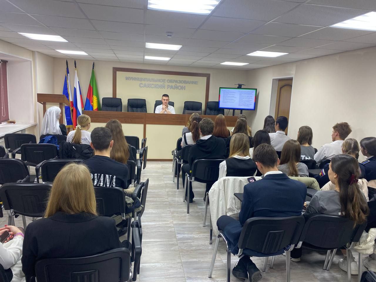 Активисты ученического самоуправления встретились в администрации Сакского района Активисты ученического самоуправления встретились в администрации Сакского района