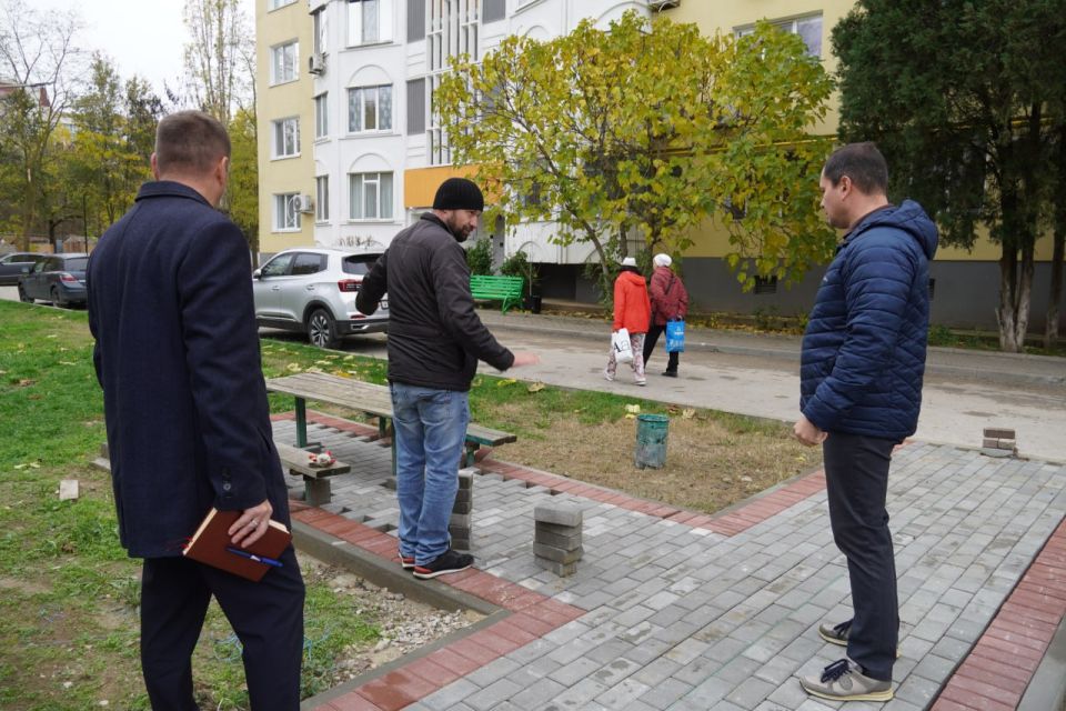 Глава администрации Керчи Олег Каторгин проверил ход работ на пешеходной аллее к школе № 26, ознакомился с текущим состоянием благоустройства Глава администрации Керчи Олег Каторгин проверил ход работ на пешеходной аллее к школе № 26, ознакомился с текущим состоянием благоустройства