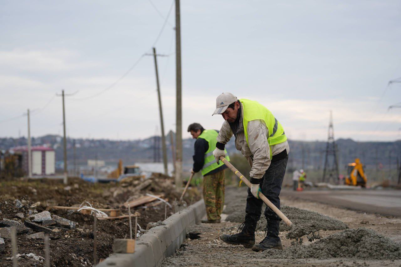 Керченский филиал ГУП РК "Крымавтодор" проводит работы по ремонту дорожного полотна на улицах города Керченский филиал ГУП РК "Крымавтодор" проводит работы по ремонту дорожного полотна на улицах города