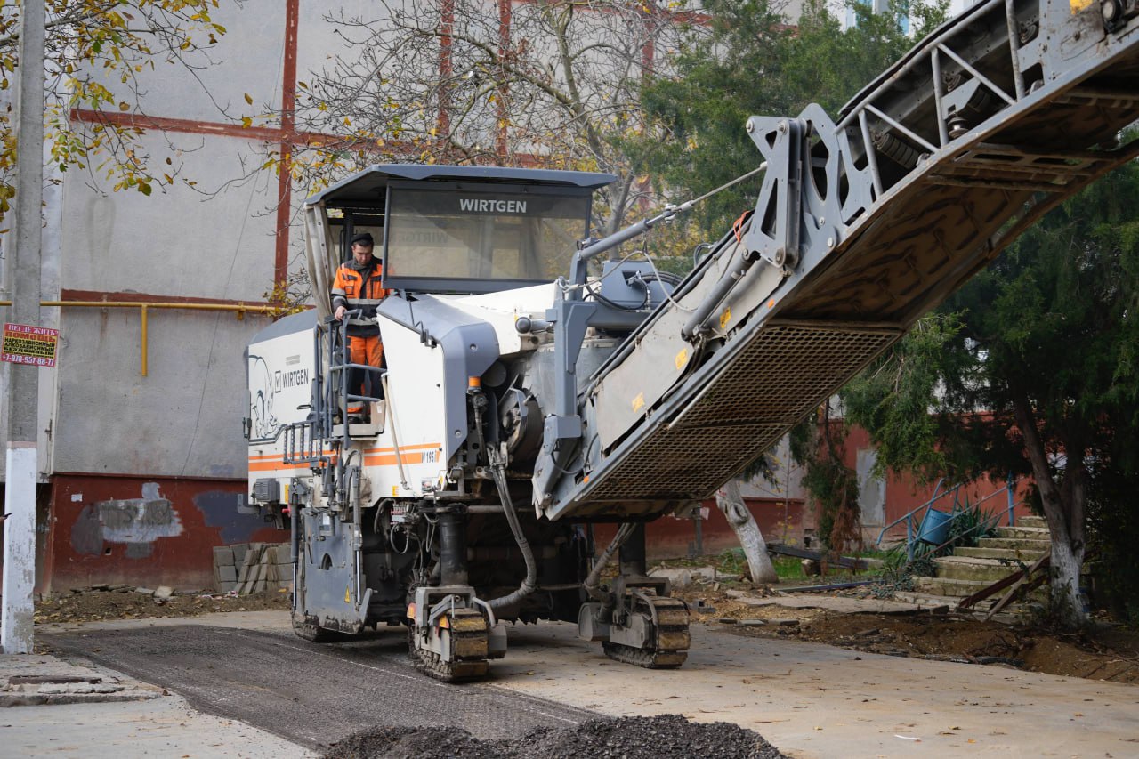 Еще одна придомовая территория получает в эти дни качественное обновление