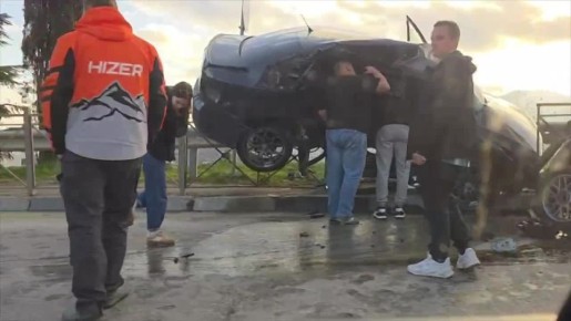 Под Ялтой легковушка повисла на заборе в результате ДТП