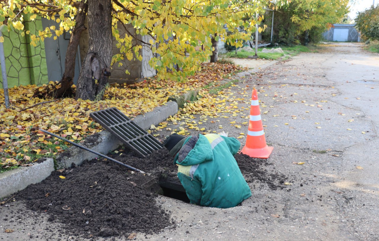 В Керчи ведутся работы по очистке ливневой канализации В Керчи ведутся работы по очистке ливневой канализации