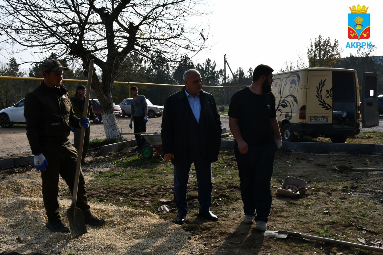 Глава Администрации района лично проверил ход выполнения работ по благоустройству дворовых территорий в пгт Октябрьское, селах Амурское, Петровка и Клепинино Глава Администрации района лично проверил ход выполнения работ по благоустройству дворовых территорий в пгт Октябрьское, селах Амурское, Петровка и Клепинино