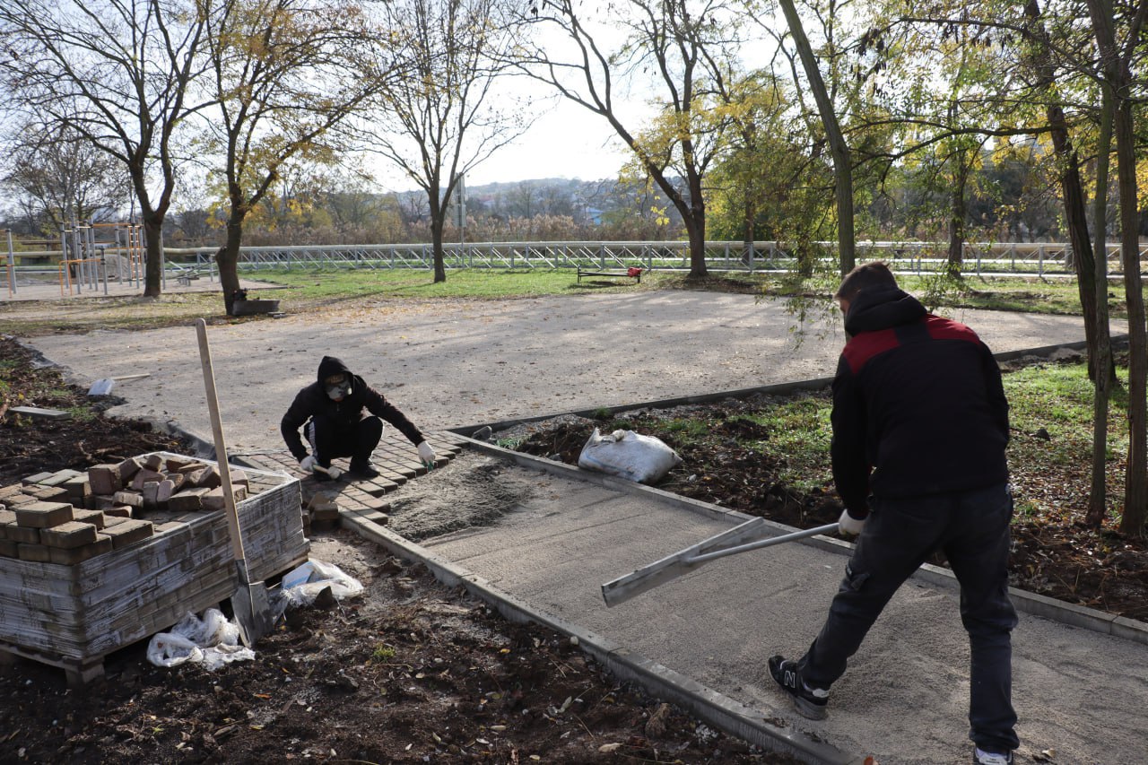 В Керчи приступили к установке детских площадок В Керчи приступили к установке детских площадок