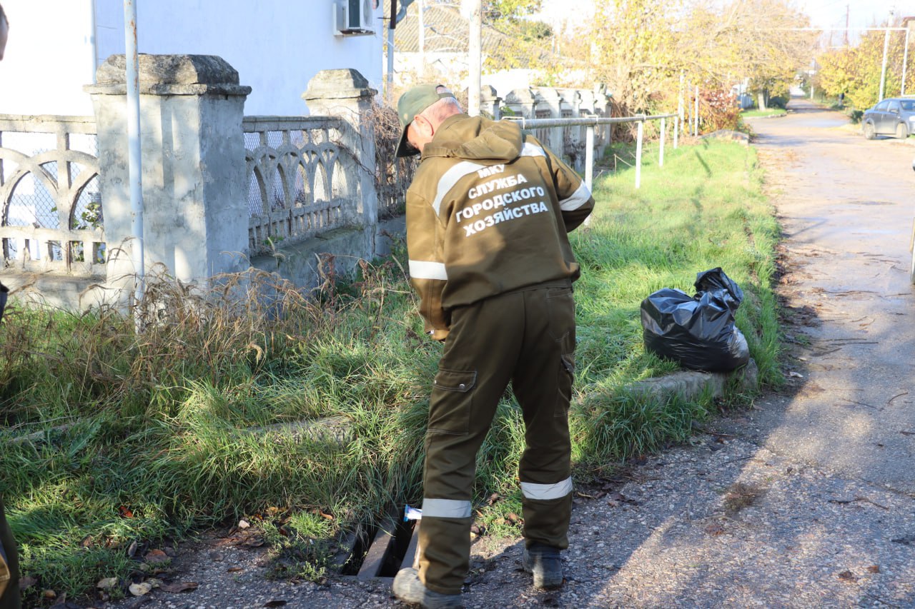 В Керчи ведутся работы по очистке ливневой канализации В Керчи ведутся работы по очистке ливневой канализации