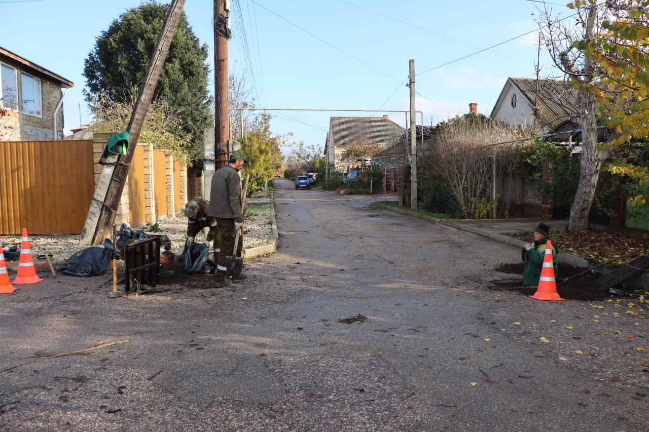 В Керчи ведутся работы по очистке ливневой канализации В Керчи ведутся работы по очистке ливневой канализации