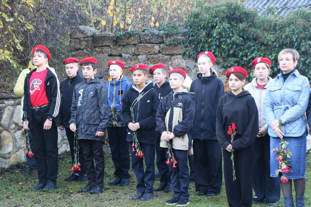 Ольга Урайкина: Сегодня на территории кладбища г. Бахчисарай в «Русской слободке», прошел митинг, посвященный открытию мемориальной доски в память о зверски расстрелянных жителях д. Мангуш немецко-румынскими нацистами Ольга Урайкина: Сегодня на территории кладбища г. Бахчисарай в «Русской слободке», прошел митинг, посвященный открытию мемориальной доски в память о зверски расстрелянных жителях д. Мангуш немецко-румынскими нацистами