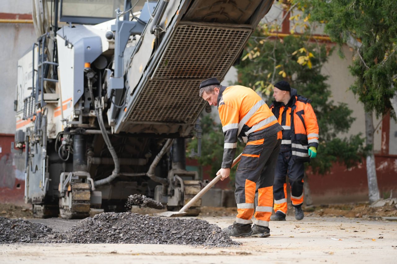 Еще одна придомовая территория получает в эти дни качественное обновление Еще одна придомовая территория получает в эти дни качественное обновление